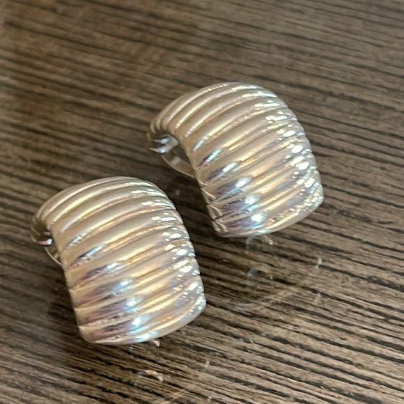 Vintage Premier Designs Ribbed Silver-tone Clip Earrings - Picture 13 of 14